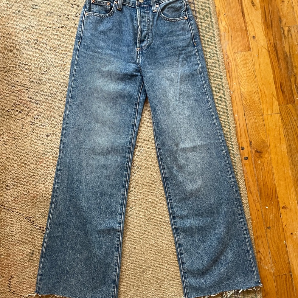 Aritzia Denim Forum Farrah Med Blue 23 Crop